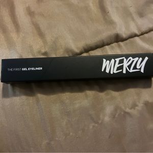 Merzy The First Gel Eyeliner Color Black Moon.